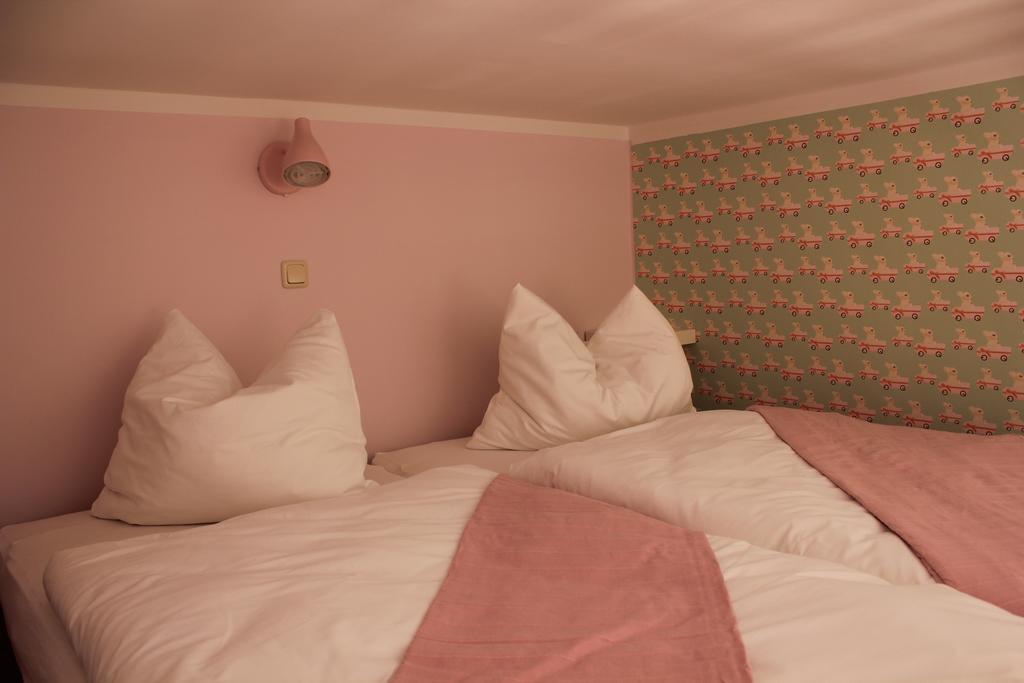Postel Hostel *